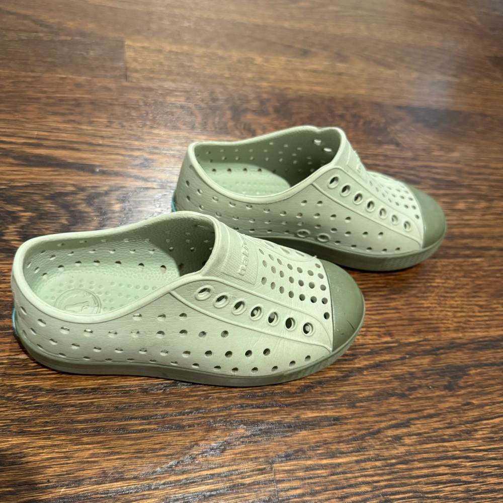 Native boys toddler shoes size 9